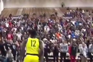 看看錫安高中時期的勁爆扣籃，就算是詹姆斯也未必有這么炸吧！