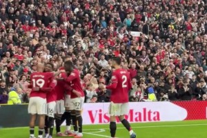 球迷瘋狂吶喊慶祝！現(xiàn)場(chǎng)拍攝B費(fèi)點(diǎn)球絕殺時(shí)刻！夢(mèng)劇場(chǎng)瞬間沸騰！