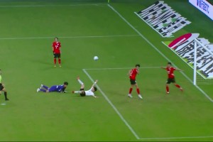 扳回一個(gè)！南通門將摘高空球脫手后犯規(guī)，蘇州隊(duì)老將王飛點(diǎn)射破門