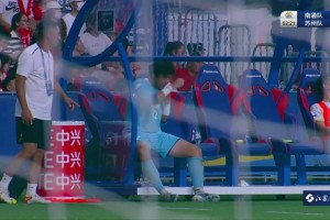 情緒崩潰！蘇超蘇州門將紀(jì)振勇超巨失誤后被換下徑直走回更衣室