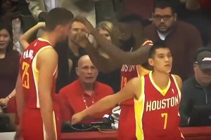 當(dāng)年火箭一道靚麗風(fēng)景線！哈登&書豪&帕森斯獨(dú)特的開場儀式