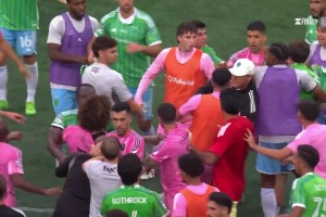 聯(lián)盟杯爆發(fā)大規(guī)模沖突！蘇亞雷斯勸架無果，梅西中圈觀望??