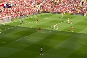驚險(xiǎn)！拉亞出球失誤被范迪克斷球，麥卡射門(mén)遭阿森納三人封堵