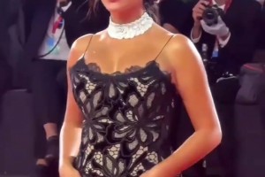 貴婦氣質越來越濃！喬治娜亮相2025威尼斯電影節(jié)紅毯