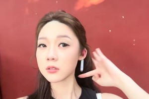 中超女主持這小臉蛋看著吹彈可破~年輕真是好呀??