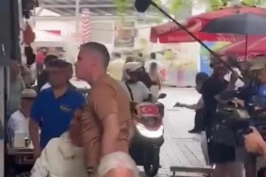 卡拉格內維爾基恩三活寶在土耳其街頭吃肉夾饃，還自己動手削肉！