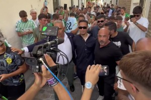 貝蒂斯的神！安東尼在當(dāng)?shù)厥艿角蛎詿崤? >
                                        </div>
                                    </div>
                                    <div   id=