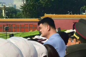 網(wǎng)友：把后面的人擋完了！姚明也現(xiàn)身九三大閱兵盛典，這身高太醒目了！