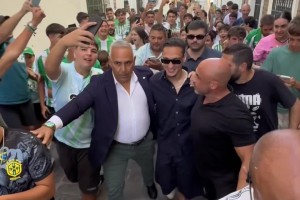 堪比國內(nèi)頂流明星出街！安東尼深受貝蒂斯球迷喜愛 ??