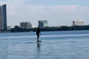 瀟灑得很！本西更新動態(tài)，玩起了水翼板