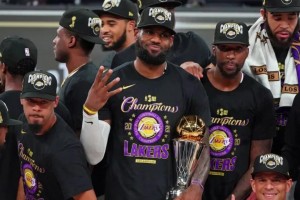 真敢做動作??！蘇超無錫球員禁區(qū)內(nèi)停球+倒鉤，可惜踢中對手??