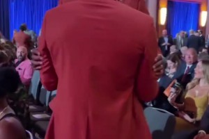 熱火三巨頭還缺一個(gè)！波什和韋德在名人堂紅毯重聚，熱情相擁