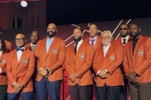 2025年名人堂成員集體合影 現(xiàn)在的新球迷還認(rèn)得出是誰(shuí)嗎??