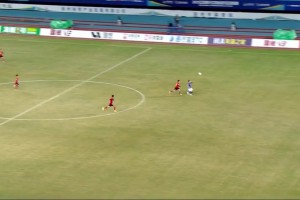 這球怎么看？蘇超揚州隊反擊拼出單刀，但邊裁秒舉旗示意犯規(guī)??