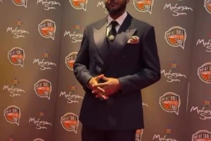 準(zhǔn)備入選名人堂咯！安東尼一身帥氣西裝現(xiàn)身紅毯，大哥氣質(zhì)十足！