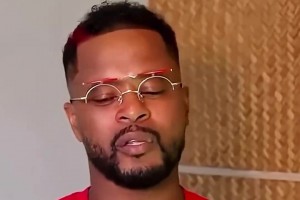 不慣著！當年阿德遭瓦倫西亞球員暗算，藍黑國王直接“正當防衛(wèi)”