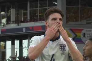 里斯-詹姆斯絕美弧線球傳中助攻！賴斯后點頭球攻門得手！