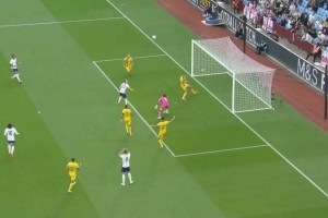 安道爾后防送禮！凱恩禁區(qū)內(nèi)橫傳，安德森半空門射門被神奇撲出！