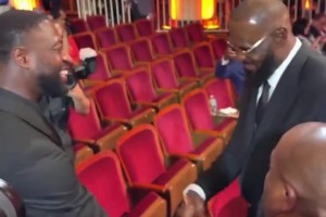 吧友們說(shuō)你倆早就絕交了！韋德和詹姆斯激動(dòng)握手，手勢(shì)依舊熟練！