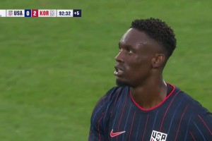 這都不進(jìn)嗎？巴洛貢近距離3連擊射門(mén)，兩次被趙賢祐撲出+中框！