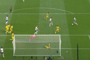 連失良機！馬杜埃凱過人妙傳，埃澤爆射被撲拉什福德補射打偏！