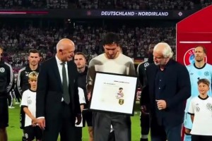 功成身退！賽前為胡梅爾斯在德國隊作出的貢獻(xiàn)進(jìn)行表彰！