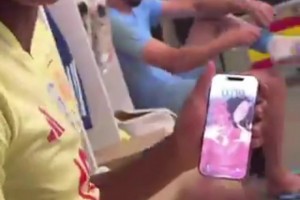 熱戀期??亞馬爾在更衣室向隊(duì)友展示自己的手機(jī)壁紙