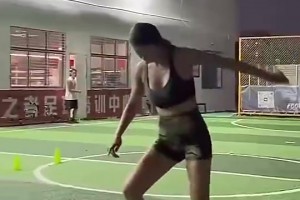 張曼源這素顏看起來真不錯(cuò)~此前踢球時(shí)練得渾身是汗啊??