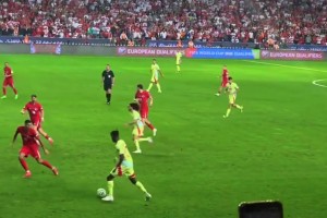 球迷視角看佩德里大師級操作：禁區(qū)弧頂冷靜晃開防守后兜射破門！