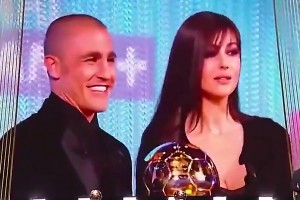 絕世側(cè)顏！當(dāng)年地球之花給卡納瓦羅頒金球，卡納瓦羅差點沉醉??