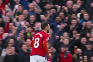 值得回味！B費(fèi)抓住對(duì)方失誤，接近半場(chǎng)的吊射破門(mén)