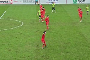 現(xiàn)場球迷實拍國足和澳大利亞球員起沖突：干他！