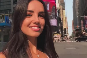 DAZN女主持清涼裝現(xiàn)身美國(guó)街頭，怎么蹦蹦跶跶的??