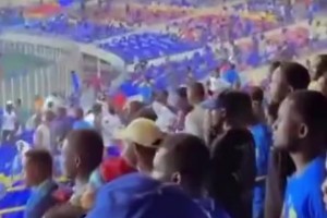 瘋啦！塞內(nèi)加爾慘遭讓二追三，球迷現(xiàn)場(chǎng)拆掉椅子砸進(jìn)場(chǎng)內(nèi)報(bào)復(fù)??