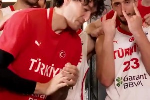 申京三雙率隊(duì)殺進(jìn)半決賽 土耳其隊(duì)長奧斯曼笑嘻嘻給對(duì)陣圖貼隊(duì)標(biāo)