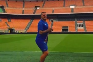 老同志賽前要做好熱身??！維耶里這個歲數(shù)膝蓋還是可以的