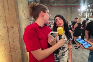 硬傷！亞馬爾女友活動(dòng)穿10cm恨天高，仍比女記者矮一頭