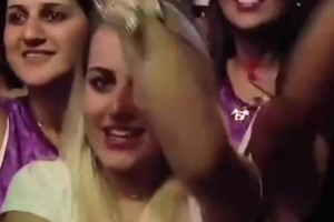 內(nèi)馬爾夜店把妹引發(fā)女粉騷動(dòng)，最后還是和自己女友共舞??