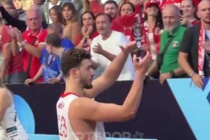 火力旺盛！申京此前賽后把最佳球員獎(jiǎng)杯給了女朋友！