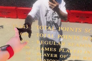 緬懷！趙繼偉在湖人主場加密中心球館外的科比雕像前留念~