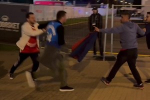 火藥桶???希臘土耳其賽后雙方球迷沖突！穿字母哥球衣的很猛啊