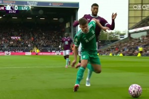 假摔真假??！科爾克茲禁區(qū)內(nèi)倒地，裁判果斷吹罰假摔黃牌警告