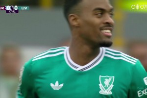 赫拉芬貝赫凌空射門(mén)極具威脅，可惜皮球稍稍高出球門(mén)