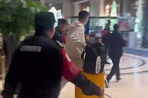 保安過(guò)于敬業(yè)，楊鳴無(wú)奈了：不用這么攔，這沒(méi)人！