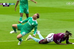 VAR沒(méi)回看！烏戈丘庫(kù)鏟到麥卡利斯特腳踝，裁判出示黃牌