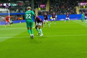 有點(diǎn)想法！?；倏说拙€(xiàn)外腳背似傳似射稍稍偏出