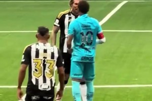 內(nèi)馬爾被惡意拉拽后怒了，與對(duì)手對(duì)噴