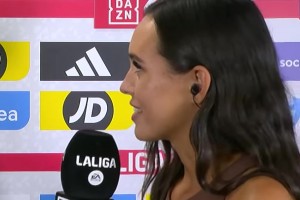 DAZN女主持身材太好，現(xiàn)場接受采訪的球員都不知道該看哪了~