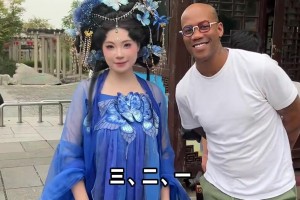 不怕回家跪搓衣板？馬布里在外游玩，竟敢主動找漂亮小姐姐合影~