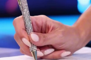 氣質出眾！歐冠女主持身著黑色小禮服，這就是歐洲貴婦的感覺嘛！